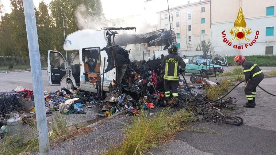 
	Il camper distrutto in via Passaponti

