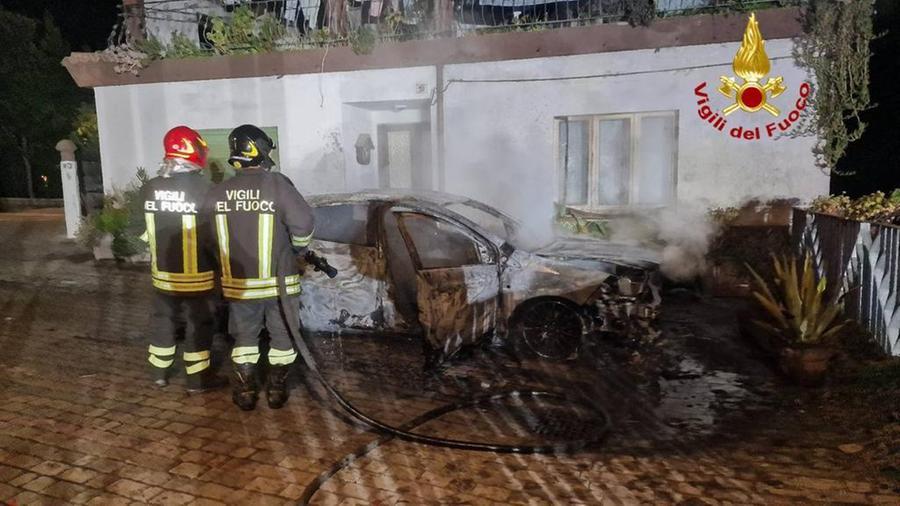 Auto in fiamme a Gavoi, intervengono i vigili del fuoco
