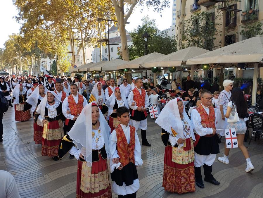 Le Ramblas invase dai Navigantes, festa sarda in versione catalana