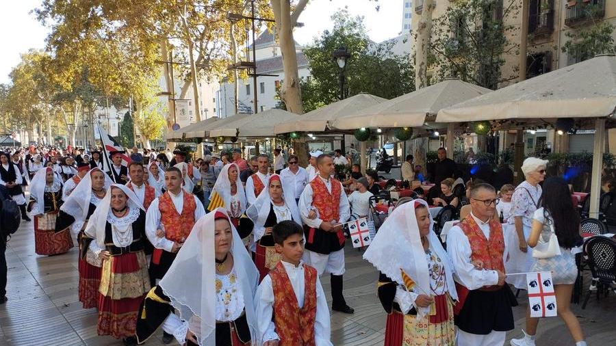 Le Ramblas invase dai Navigantes, festa sarda in versione catalana