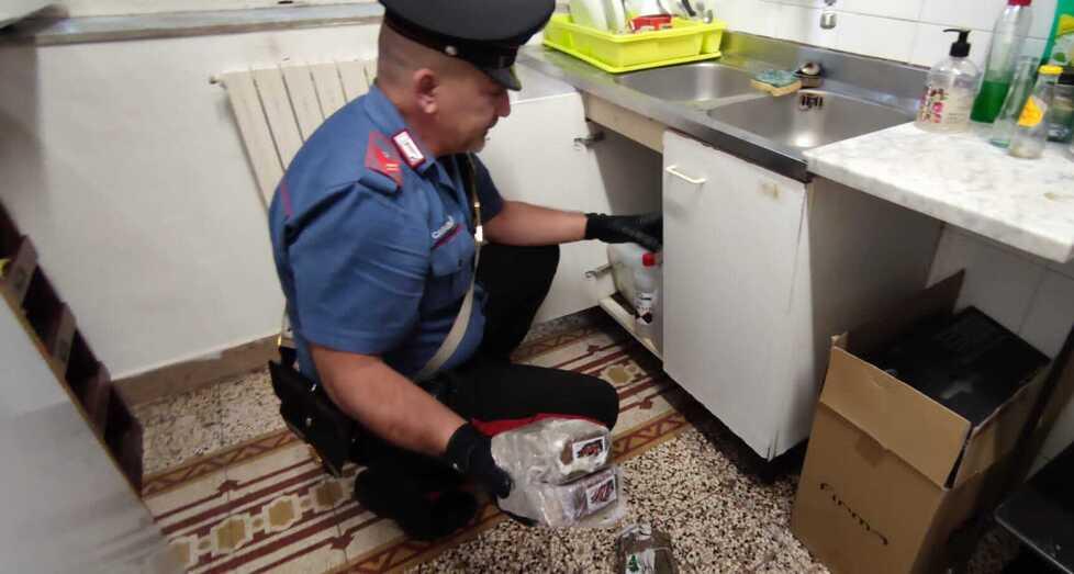 Lucca, vanno ad arrestarlo per maltrattamenti e in casa gli trovano un deposito di droga