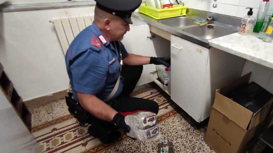 Lucca, vanno ad arrestarlo per maltrattamenti e in casa gli trovano un deposito di droga