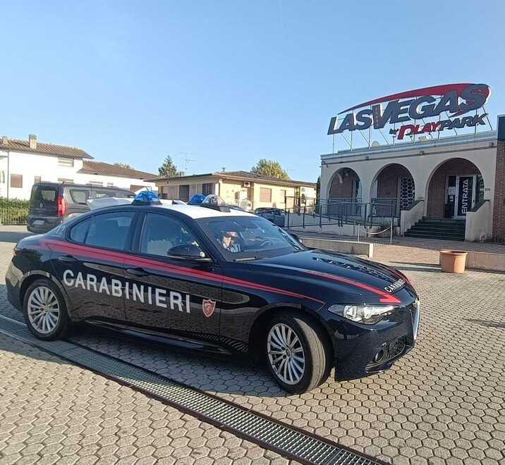 Lucca, commando assalta la sala slot: i 4 minuti di terrore, il coraggio di una 28enne e la fuga