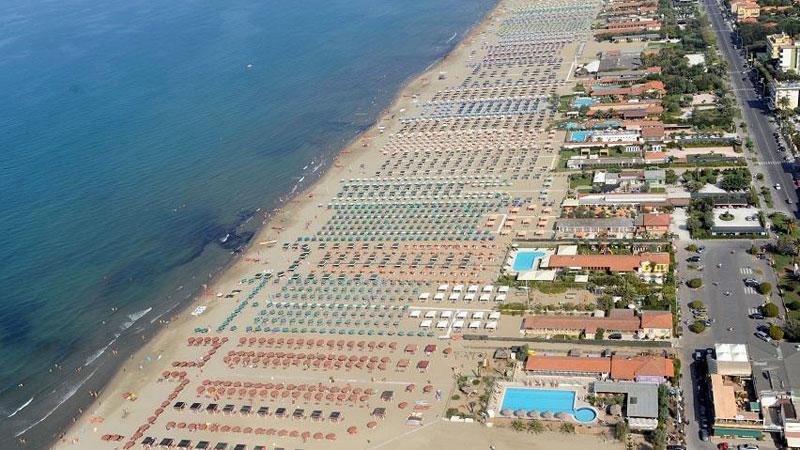 Versilia, gli albergatori criticano i balneari: «No alle spiagge chiuse a settembre»