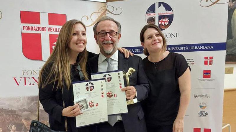 Una vita al buio, poi l’intervento del professor Vincenzo Sarnicola: premio al chirurgo che ha donato la vista a un cieco