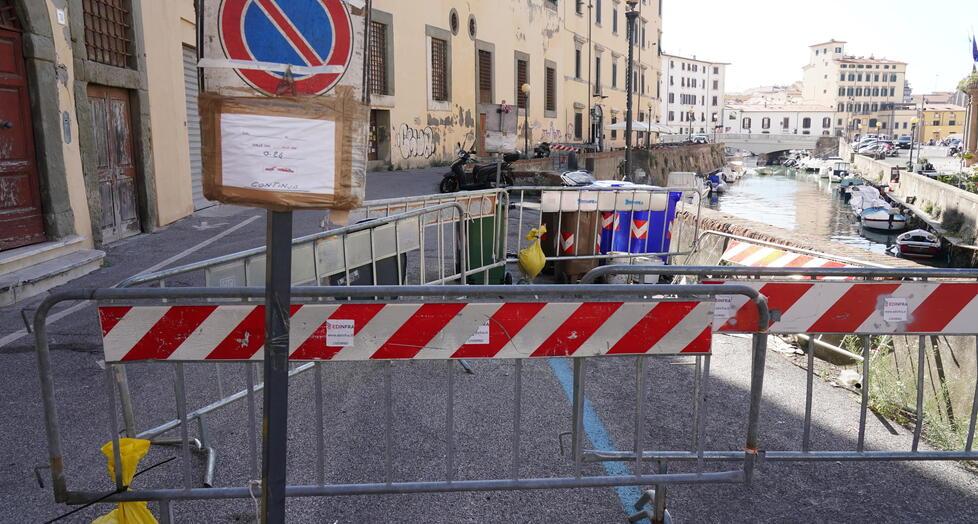Livorno, transenne dribblate e parcheggio selvaggio: «In Venezia sicurezza a rischio»