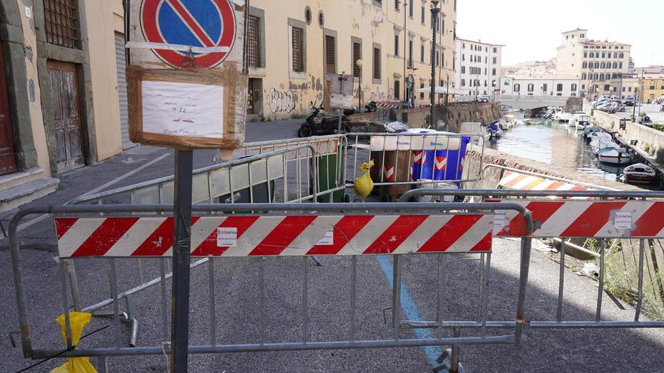 Livorno, transenne dribblate e parcheggio selvaggio: «In Venezia sicurezza a rischio»