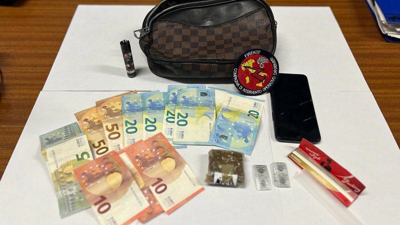 Prato, spacciatore fermato in centro: vendeva la “droga dei poveri”