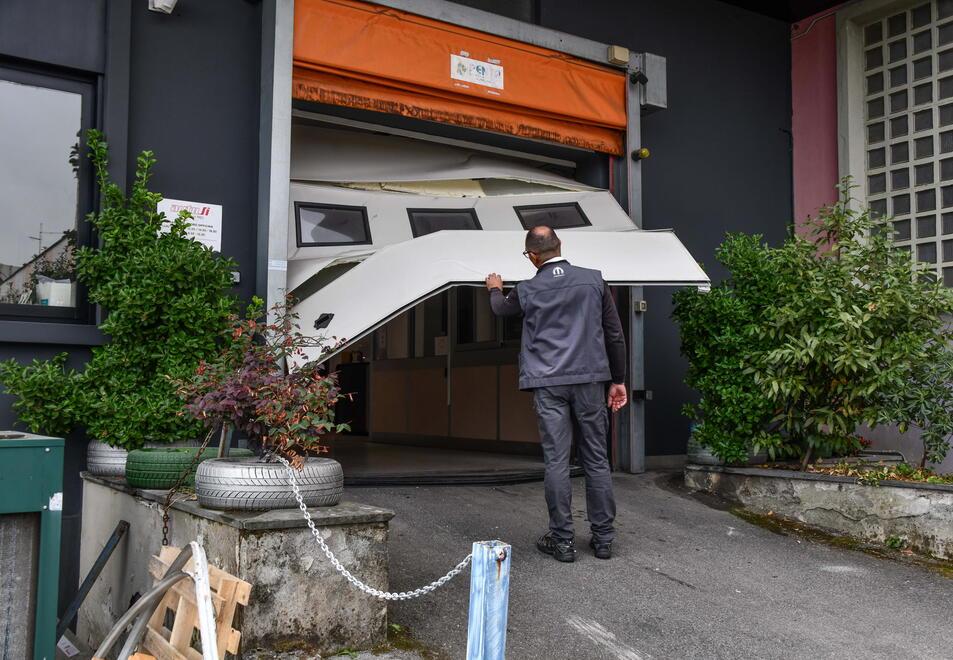 Altopascio, sfondano la saracinesca e rubano un Suv: il colpo di tre ladri all’autosalone