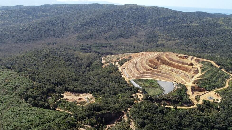Montioni, sui gradoni dell’ex cava dove l’uomo ridà spazio alla natura