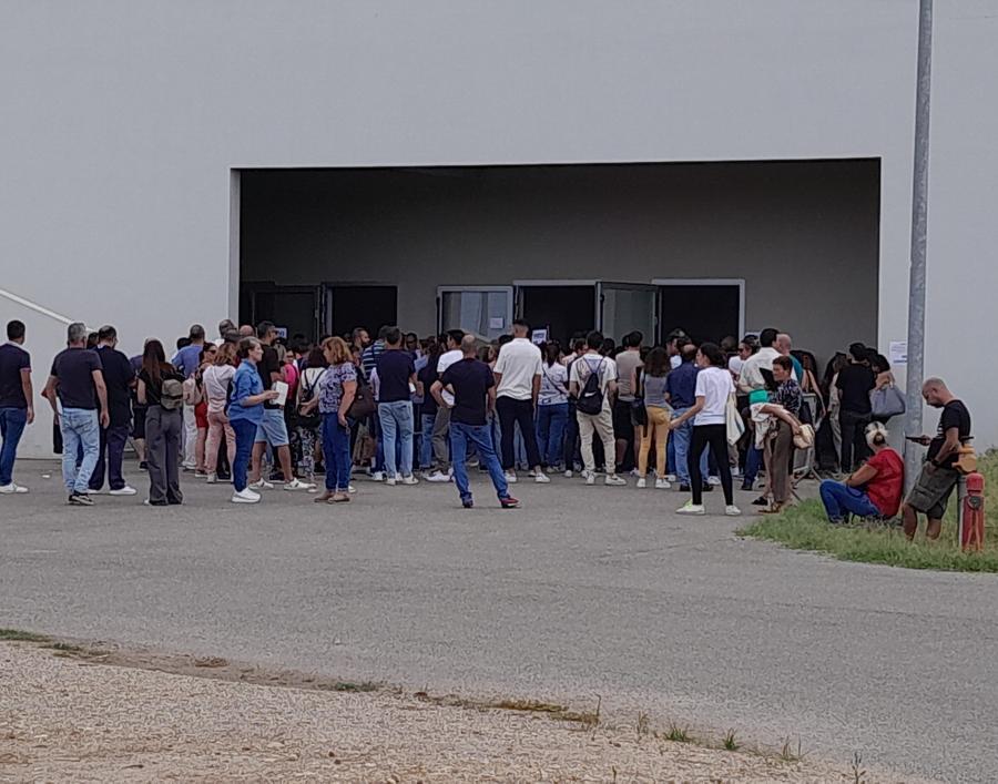 
	Candidati all'ingresso del Palasport Sa Rodia prima di accedervi per effettuare il concorso

