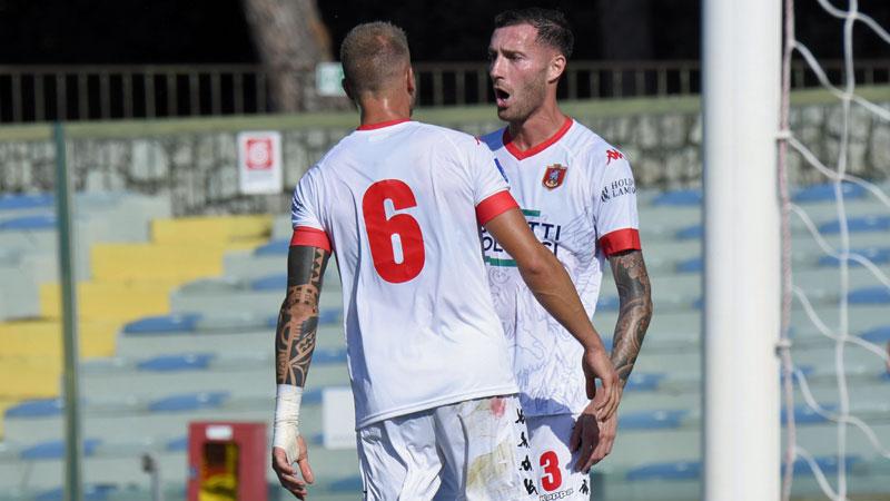 Schiaroli festeggia con Bruni dopo la rete nella vittoria per 3-0 del Grosseto sul Cenaia 
