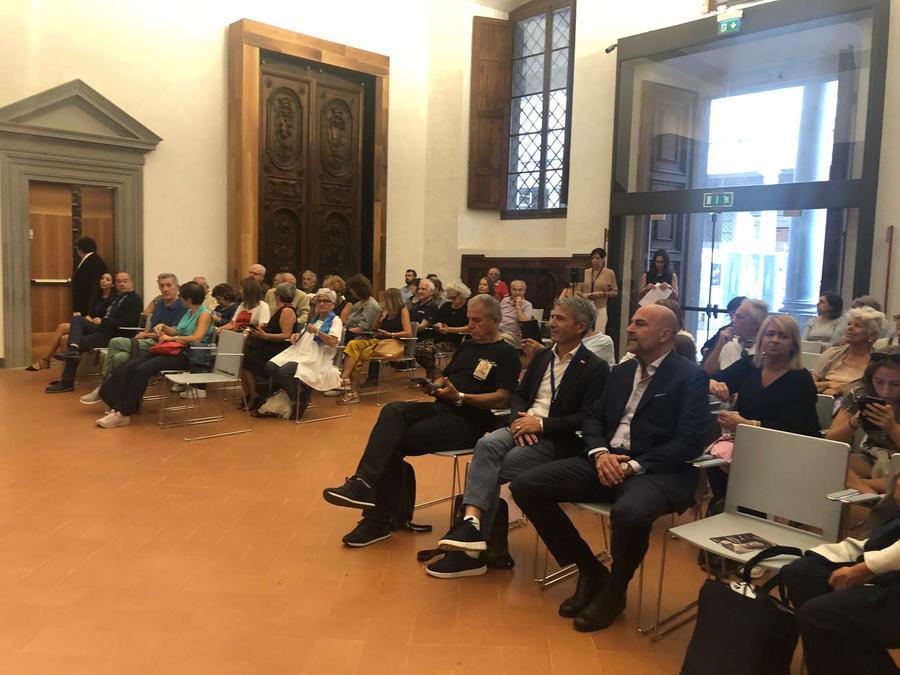 Giganti e fate conquistano le Gallerie degli Uffizi di Firenze