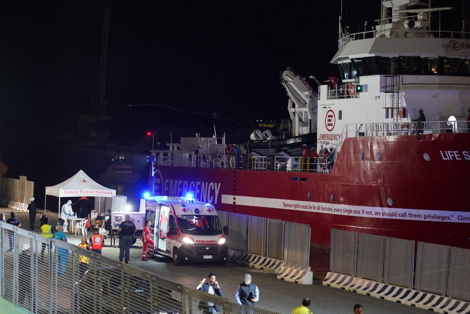 L'arrivo della nave di Emergency (foto Franco Silvi)