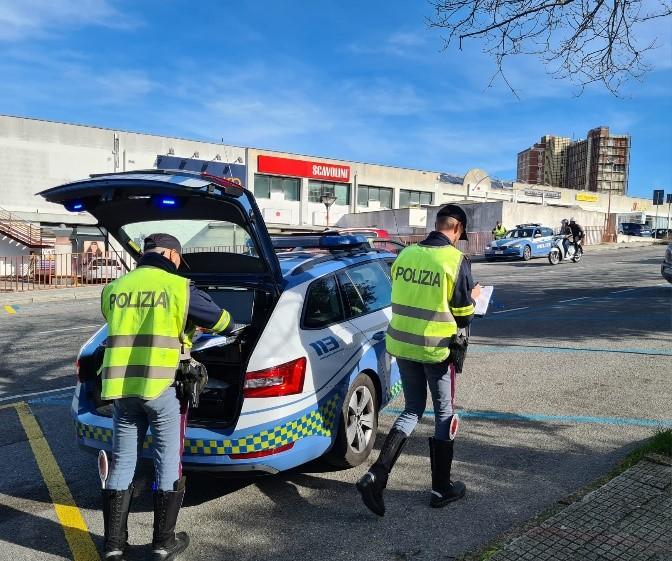 Si scambiano alla guida dell’autobus mentre erano inseguiti dalla polizia