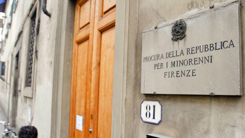 Livorno, diciassettenne palpeggia il seno di un’educatrice