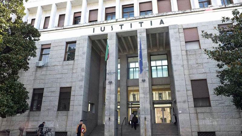Pisa, offre la figlia per sesso: l’appuntamento con i partner nei locali, poi la proposta di incontri
