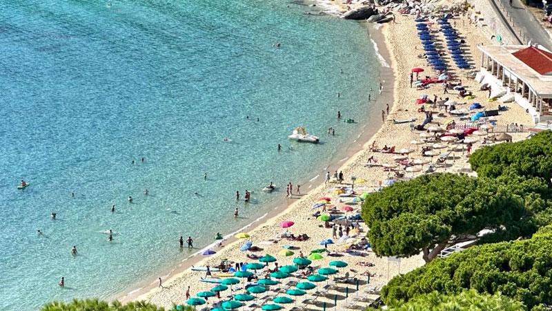 All’Elba l’estate non finisce mai, spiagge e stabilimenti pieni anche a ottobre: «Domenica a Lacona sembrava Ferragosto»