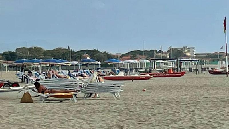 Versilia, i balneari replicano agli albergatori: «I bagni sono aperti, molti hotel no»