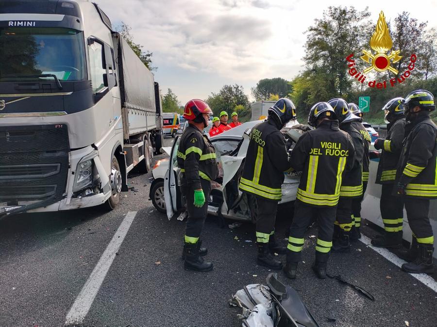 Autopalio, scontro tra 5 auto e un tir: c’è un morto