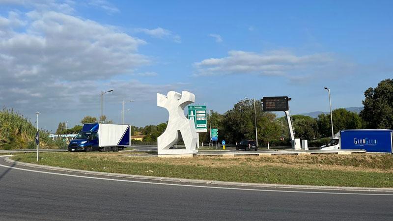 Carrara, una Ballerina di marmo bianco all’ingresso dell’autostrada