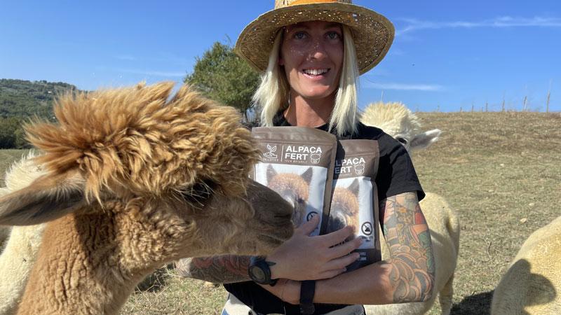 Dagli alpaca di Sasso d’Ombrone nasce il primo fertilizzante green: la scommessa di una giovane imprenditrice