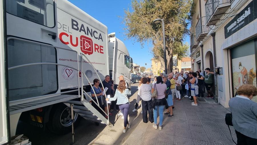 
	Persone in fila davanti al camion della Banca del cuore

