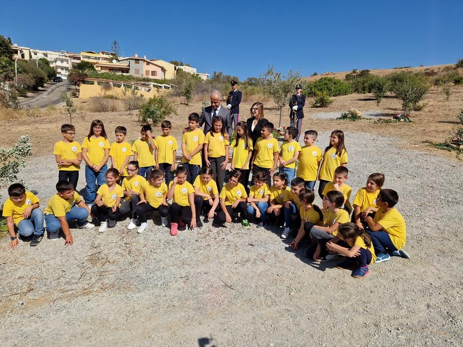 
	Il ministro Piantedosi con gli allievi dell'Istituto comprensivo secondo <em>(foto Mario Rosas)</em>


