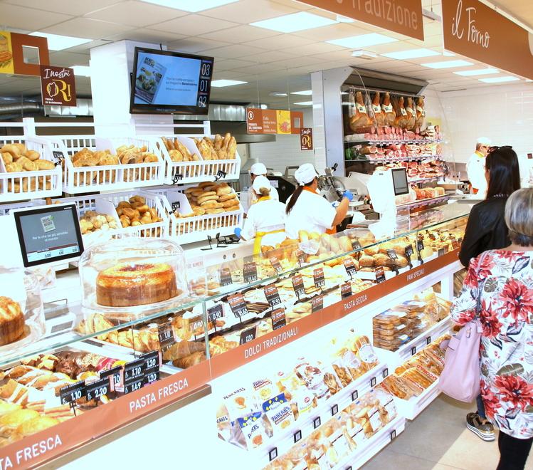 Prodotti "freschissimi" in vendita in un supermercato Conad