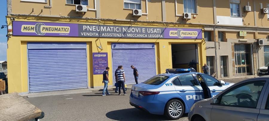 
	L'auto della polizia davanti all'abitazione di Mario Mulas

