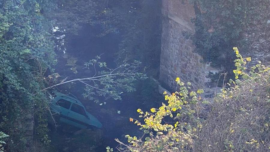 L'auto dell'uomo nel dirupo
