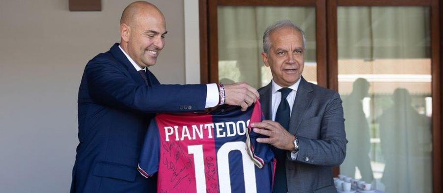 Matteo Piantedosi visita la sede del Cagliari, una maglia rossoblù per il ministro