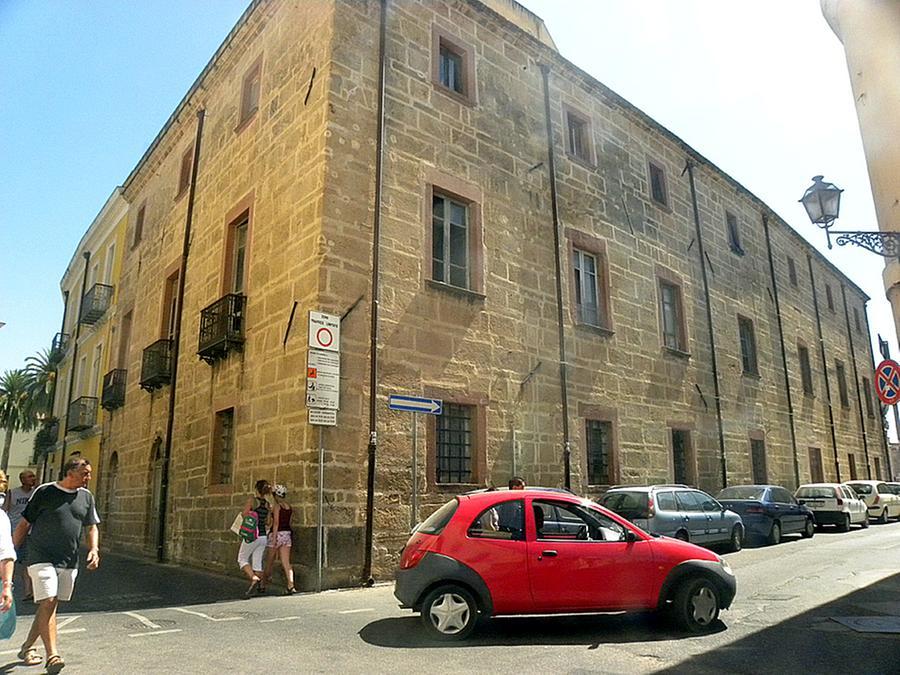 
	Palazzo Paderi all'angolo tra piazza Eleonora e via Carmine

