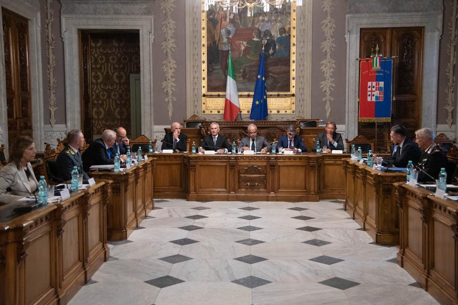 Il ministro dell’Interno Matteo Piantedosi in Sardegna: «Più attenzione alle minacce agli amministratori locali e alla corruzione»