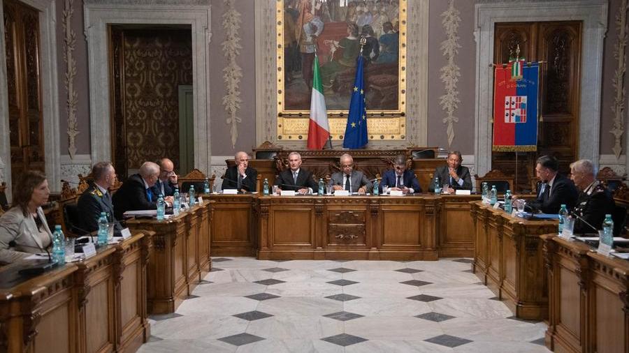 Il ministro dell’Interno Matteo Piantedosi in Sardegna: «Più attenzione alle minacce agli amministratori locali e alla corruzione»