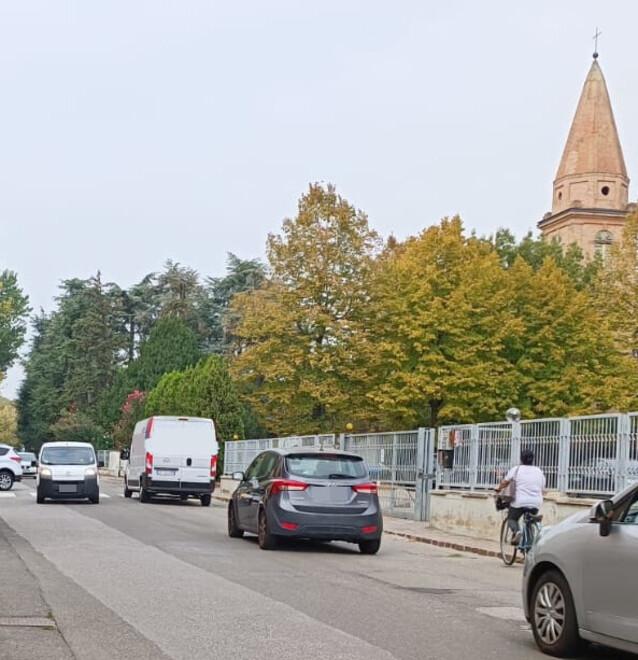 Modena. L’ira dei residenti di Santa Caterina: «Qui le auto sfrecciano e ogni giorno rischiamo la vita»<br>
