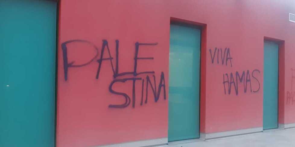 Mirandola. Scritte pro-Hamas e Palestina, svastiche e offese sui muri della scuola di musica<br type="_moz" />
