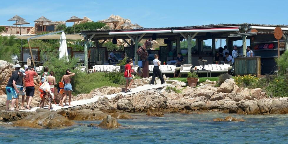 La Maddalena, sigilli alla Scogliera: il ristorante dei vip dove le pizze costano 100 euro