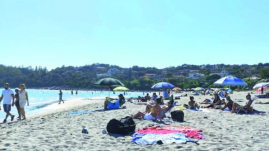 Arbatax, il bel tempo allunga la stagione: spiagge e resort ancora affollati
