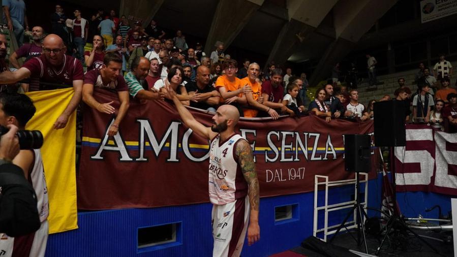 La Libertas saluta i tifosi al termine di una serata da dimenticare (Foto di Franco Silvi)