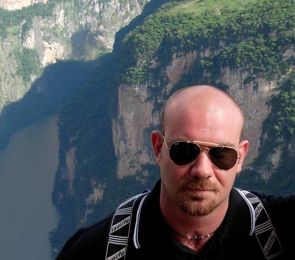 Muore a 43 anni padre di due bambini
