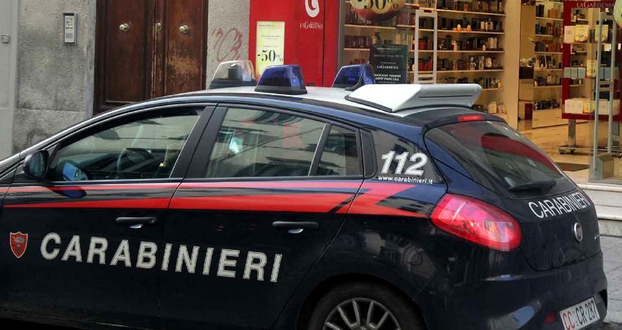 
	Una pattuglia dei carabinieri in via Ricasoli (foto d'archivio)

