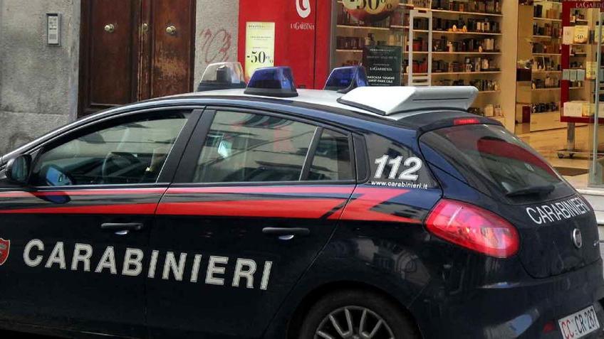 Una pattuglia dei carabinieri in via Ricasoli (foto d'archivio)