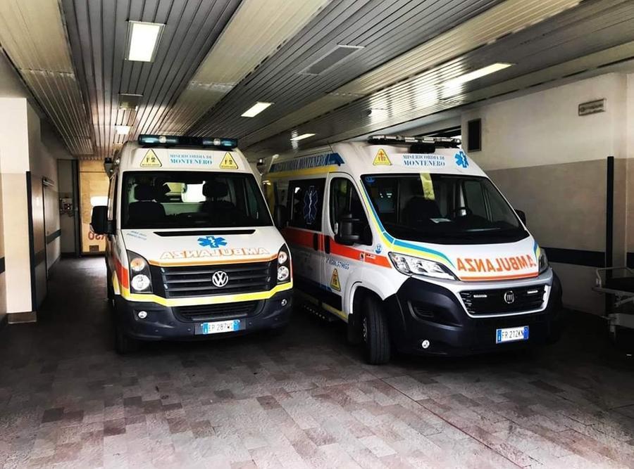 
	Due ambulanze della Misericordia di Montenero (foto d'archivio)

