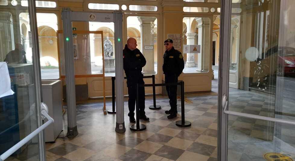 Livorno, sindacalista finisce sotto processo: «Ha picchiato la moglie col monopattino»