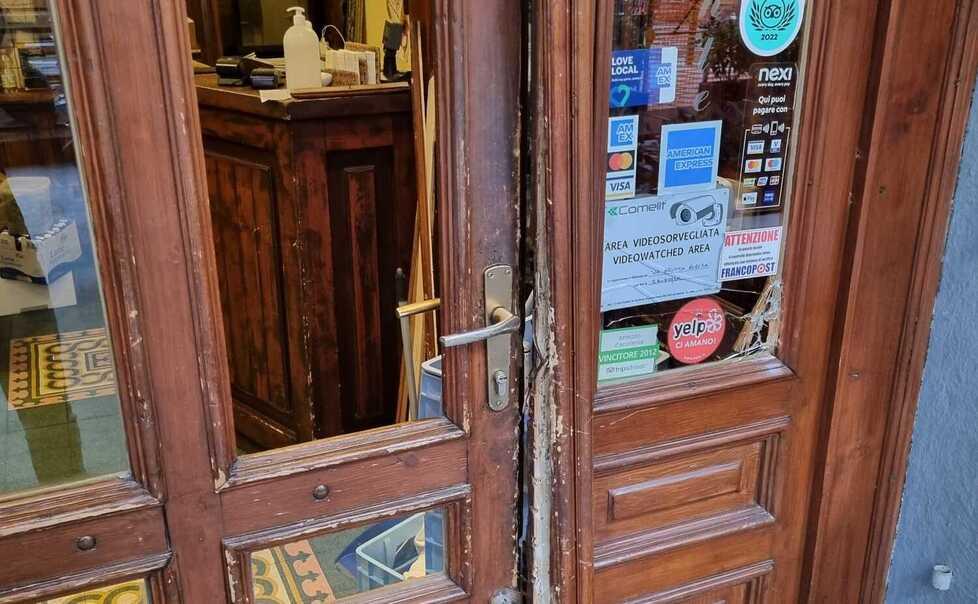 Firenze, raffica di spaccate in centro. I negozianti: «È un’emergenza». Il triste record del Caffè Le Rose