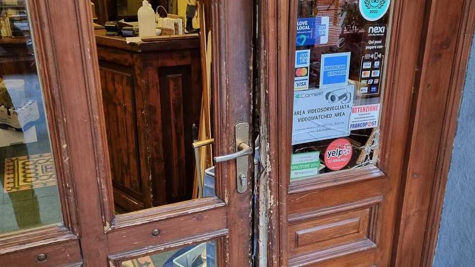 Firenze, raffica di spaccate in centro. I negozianti: «È un’emergenza». Il triste record del Caffè Le Rose