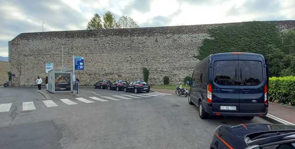 Prato, il bastione trasformato in un supermarket della droga: trovati 5 chili di marijuana