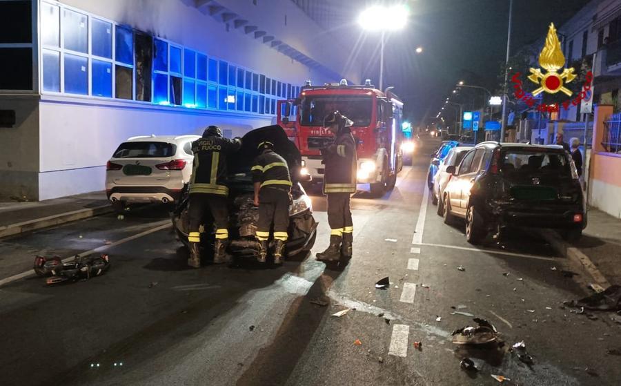 Prato, si schiantano contro le auto in sosta e ne danneggiano tre