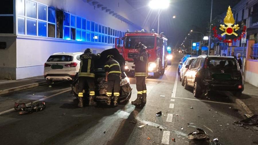 Prato, si schiantano contro le auto in sosta e ne danneggiano tre